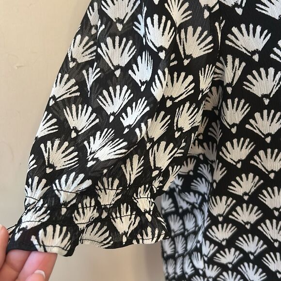 J. Crew Black and White Patterned short sleeve blouse Size S EUC - Picture 3 of 8